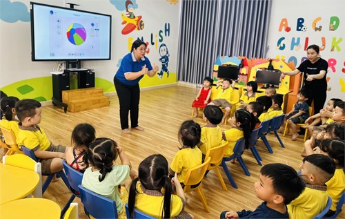 Lớp Mầm 1 học năng khiếu môn Tiếng Anh cùng với người nước ngoài